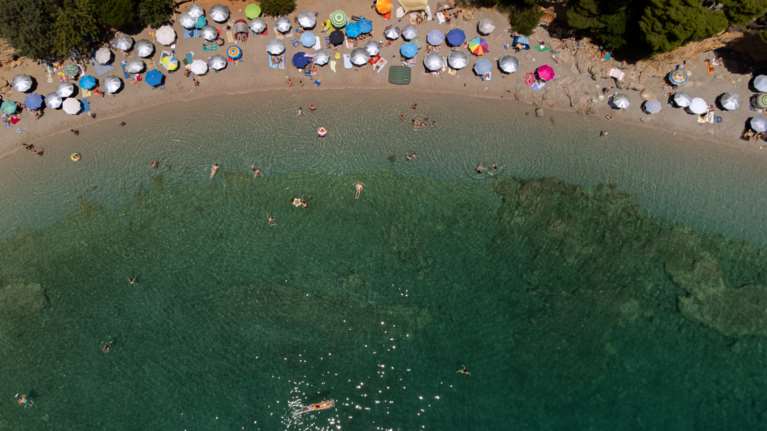 Πόρτο Γερμενό: Ενας επίγειος παράδεισος 50 λεπτά από την Αθήνα - Τέλειες παραλίες, γαλαζομπράσινα νερά, η ιδανική μονοήμερη