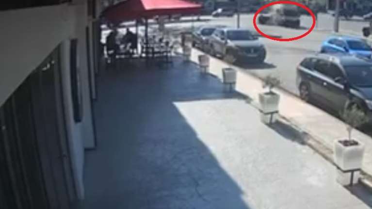 Βίντεο ντοκουμέντο από το τροχαίο δυστύχημα στο Χαϊδάρι: Η στιγμή που το ασθενοφόρο συγκρούεται με τη μηχανή