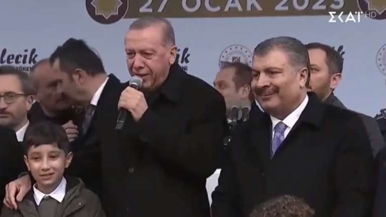 &quot;Εγώ τον αγαπώ πολύ, πάρα πολύ&quot;: Το ερωτικό τραγούδι Ερντογάν για να ανεβάσει τα ποσοστά του