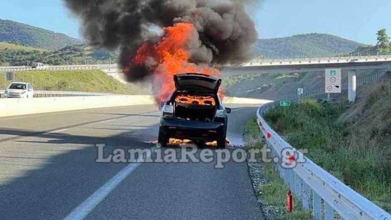 "Είμαστε πολύ σκληροί για να πεθάνουμε" - Το μήνυμα των δημάρχων μετά τη φωτιά στο αυτοκίνητό τους [εικόνες]