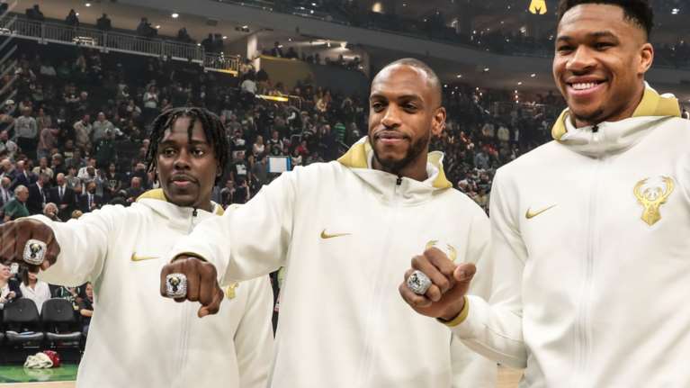 Οι πρωταθλητές Μπακς παρέλαβαν τα δαχτυλίδια τους [βίντεο]