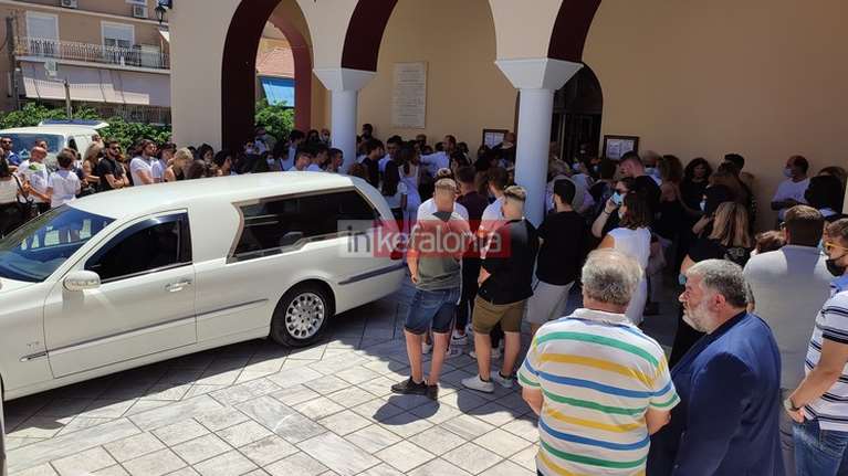 Αργοστόλι: &quot;Ράγισαν καρδιές&quot; στο τελευταίο &quot;αντίο&quot; στην 16χρονη Ελευθερία [Εικόνες - βίντεο]