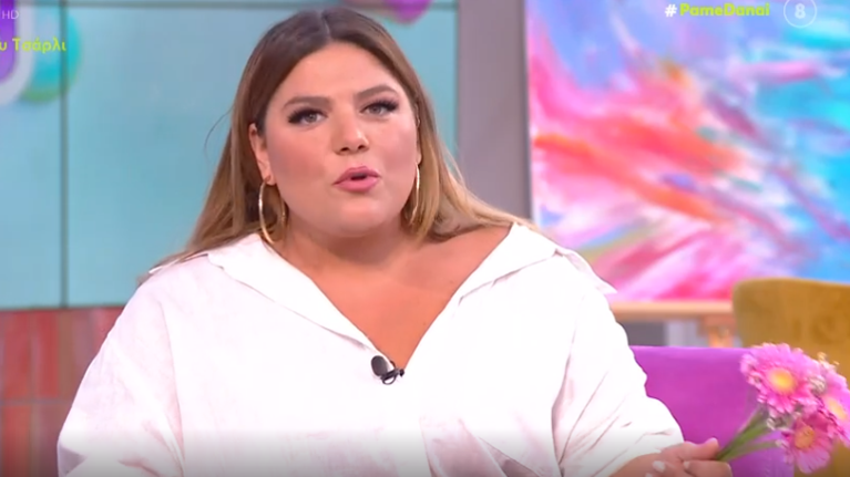 Δανάη Μπάρκα: Το εμπριμέ ολόσωμο μαγιό με τη ζώνη στη μέση και το άψογο beach look της