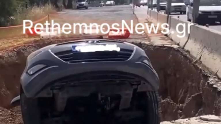 Ρέθυμνο: Αυτοκίνητο έπεσε σε τεράστια λακούβα των έργων στον ΒΟΑΚ [εικόνα]
