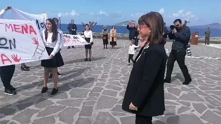 Διαμαρτυρία μαθητών στη Νίσυρο μπροστά στην Κατερίνα Σακελλαροπούλου - Πορεία και πανό για τα Τέμπη [εικόνες - βίντεο]