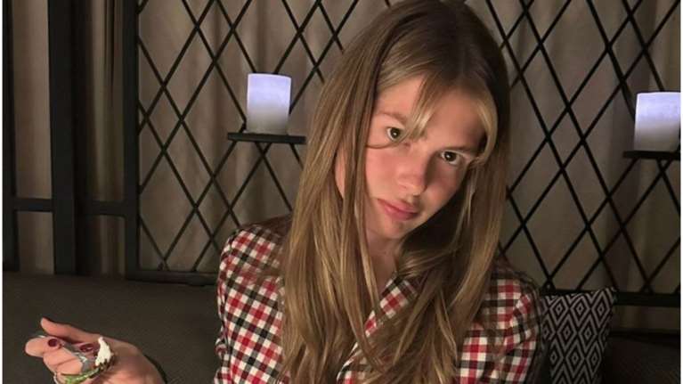 Κατάξανθη έγινε η Αμαλία Κωστοπούλου: Ποζάρει άβαφη και ηλιοκαμένη στο Λος Άντζελες