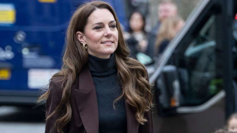 Η Κέιτ Μίντλετον επισκέφτηκε γυναικείες φυλακές - Χαμός με το σούπερ μάξι παλτό της