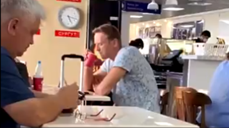 Σε κώμα ο Ναβάλνι - Αυτή είναι η χημική ουσία που βρέθηκε στον επικριτή του Πούτιν [Βίντεο]