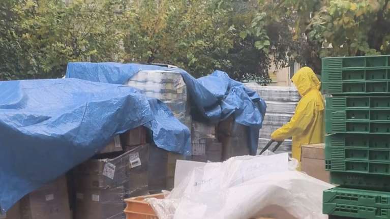 Η άλλη όψη των Χριστουγέννων: "Σκοτωνόμαστε για ένα μεροκάματο, για εμάς κανείς δεν μεριμνά" [βίντεο]