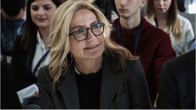 Μαρέβα Μητσοτάκη: Η πρωινή athleisure εμφάνιση με κοστούμι και σνίκερς στο "Σταύρος Νιάρχος"