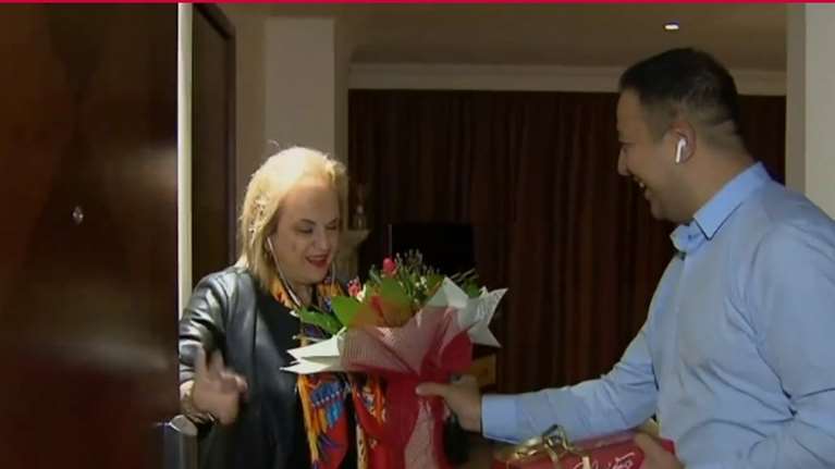 Ματίνα Παγώνη: Η έκπληξη on air για τη γιορτή της και το... φλερτ του ρεπόρτερ του MEGA [βίντεο]