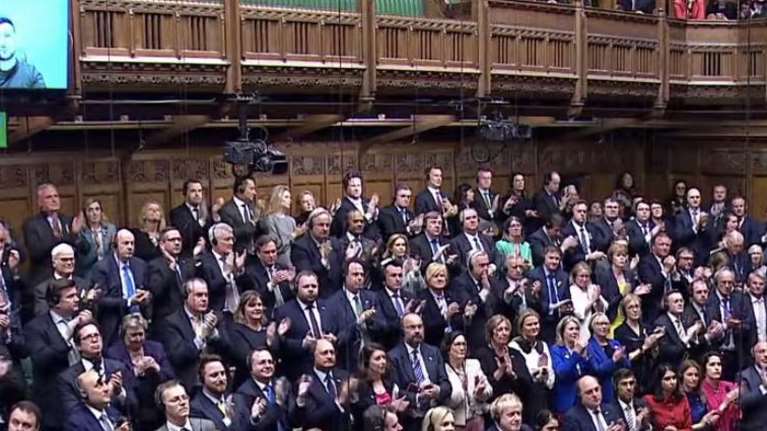 Συγκίνησε τους Βρετανούς ο Ζελένσκι: Standing ovation στο Κοινοβούλιο - Οι αναφορές σε Τσώρτσιλ και Σαίξπηρ