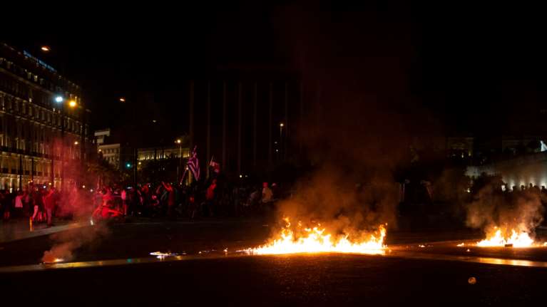 Επεισόδια στη συγκέντρωση των αρνητών του εμβολίου στο Σύνταγμα - Μολότοφ και χημικά [Εικόνες - Βίντεο]