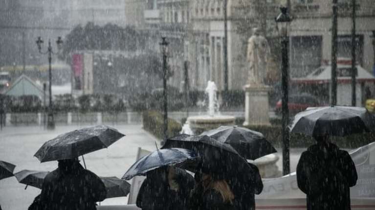 Κακοκαιρία: Επιμένουν οι βροχές και οι καταιγίδες σε πολλές περιοχές – Πού θα χιονίσει - Κλειστά σχολεία σε δύο περιοχές