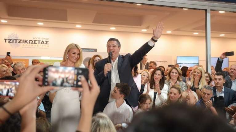 Απόστολος Τζιτζικώστας: Το ευχαριστώ στη σύζυγό του μετά τη μεγάλη νίκη - Την υποδέχτηκε με ένα γλυκό φιλί [βίντεο]