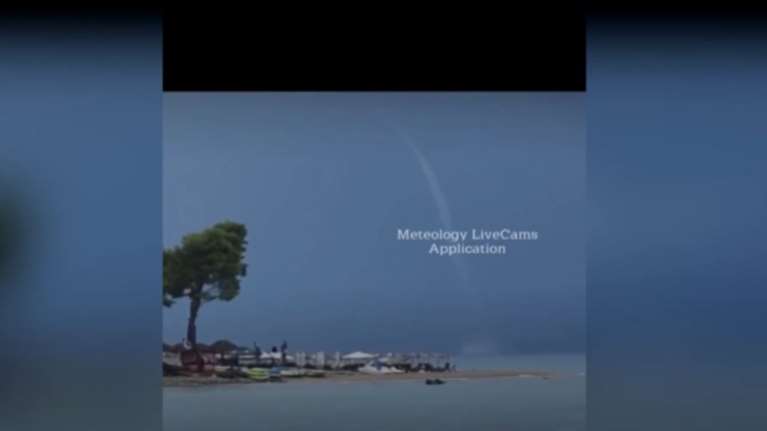 Χαλκιδική: Εντυπωσιακός υδροστρόβιλος εμφανίστηκε στην παραλία Χανιώτη [βίντεο]