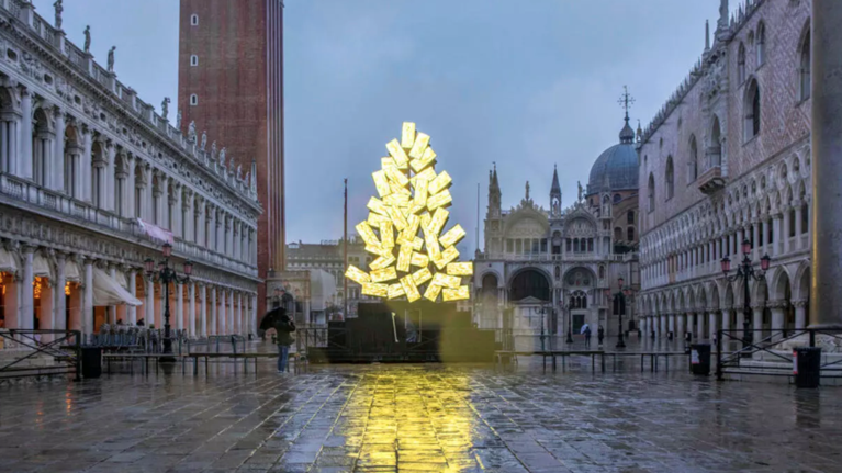 Χωρίς κόσμο η φωταγώγηση της Βενετίας - Στολισμένη αλλά έρημη η πλατεία του Αγίου Μάρκου