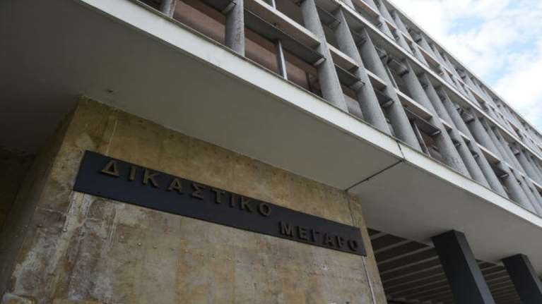 Θεσσαλονίκη: Αθωώθηκε η μητέρα που άφησε τα τρία μικρά παιδιά της σε αυτοκίνητο για να πάει να ψωνίσει