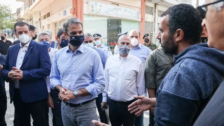 Αρκαλοχώρι: Τα παράπονα των κατοίκων στον Μητσοτάκη και το καρφί του ΣΥΡΙΖΑ για το &quot;σωστό φτιάξιμο&quot; [βίντεο]