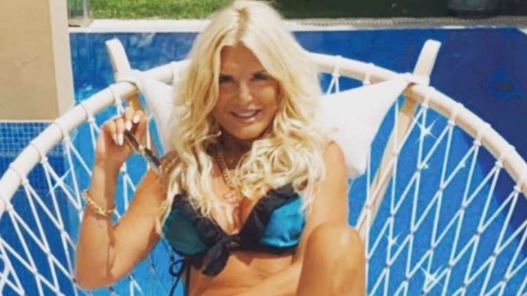 Μαρίνα Πατούλη: Νέα αινιγματική ανάρτηση με μπλε μπικίνι και ... Ρίτσο