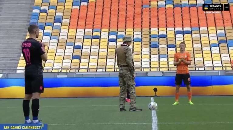Ουκρανία: Ποδόσφαιρο μετά από 9 μήνες - Στρατιώτης έδωσε το εναρκτήριο λάκτισμα [Εικόνες]