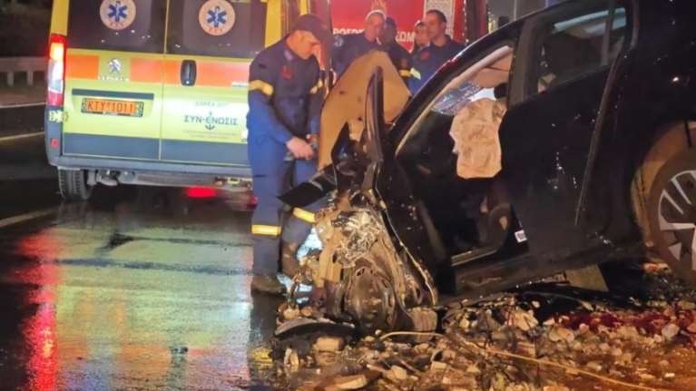 Σοβαρό τροχαίο με δύο τραυματίες στη Λ. Βουλιαγμένης - Παραβίασε κόκκινο φανάρι [βίντεο]