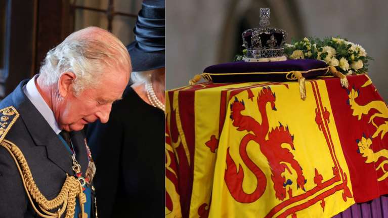 Ελισάβετ: Συντετριμμένος ο Κάρολος μπροστά στο φέρετρο, με το στέμμα 2.868 διαμαντιών