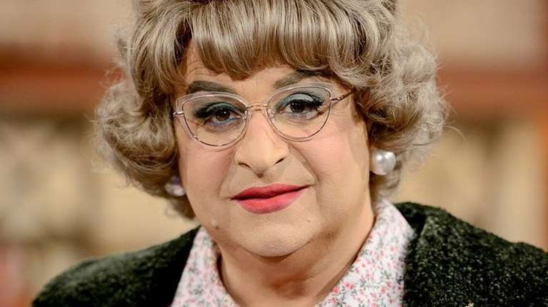 Οργή στο Twitter για τον Σεφερλή: &quot;Το Super Mammy έκανε πρεμιέρα με αστεία για βιαστές&quot; - Καρφιά και από Ακρίτα