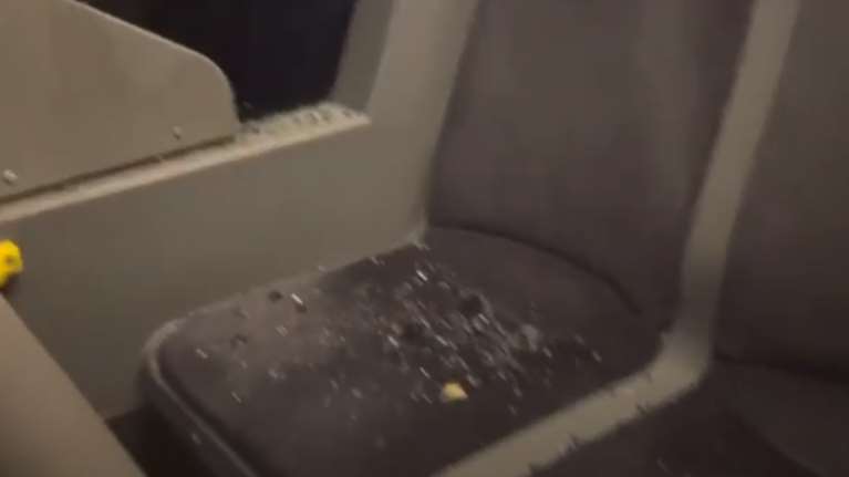 Θεσσαλονίκη: Εφιάλτης για επιβάτες λεωφορείου - Άνδρας με μαχαίρι και αλυσίδα στο στόμα έσπασε το τζάμι