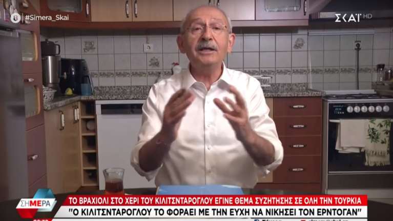 Τουρκία: Ο Κιλιτσαντάρογλου μίλησε στους ψηφοφόρους του από την κουζίνα του σπιτιού του φορώντας... Μάρτη [βίντεο]