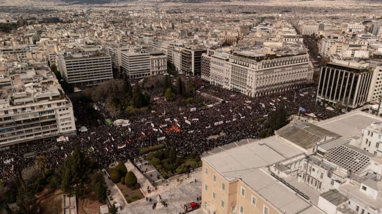 Έρευνα Prorata για τα Τέμπη: Δικαιοσύνη και τιμωρία των ενόχων ζητούν οι διαδηλωτές - Το 78% θέλει αλλαγή κυβέρνησης