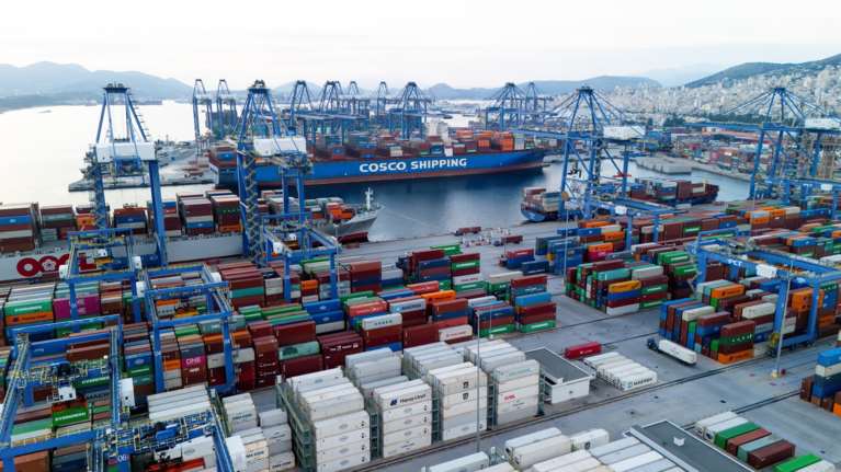 Πόσο κινδυνεύει η Ελλάδα από τους δασμούς του Τραμπ: Τι εξάγουμε, τι εισάγουμε από τις ΗΠΑ