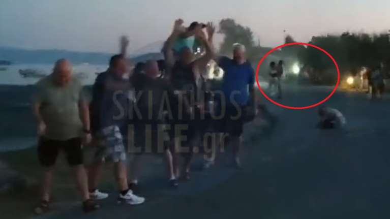 Η στιγμή που η 61χρονη τουρίστρια στη Σκιάθο εκτινάσσεται από τα αέρια του αεροσκάφους και τραυματίζεται [βίντεο]