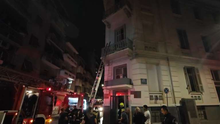 Φωτιά στο ιστορικό ξενοδοχείο "Δωδώνη" στην πλατεία Βάθη - Απεγκλωβίστηκαν 7 άνθρωποι και μια γάτα [βίντεο]