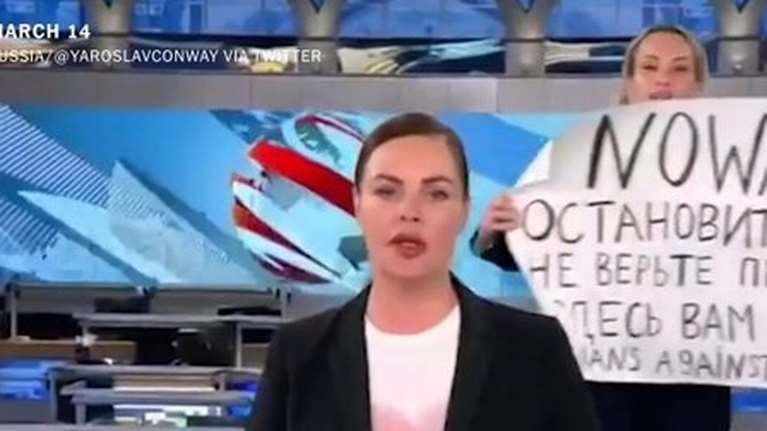 Μαρίνα Οβσιανίκοβα: Διαμαρτυρήθηκε live στη ρώσικη τηλεόραση και τώρα... αγνοείται - Το πρόσωπο της αντίστασης