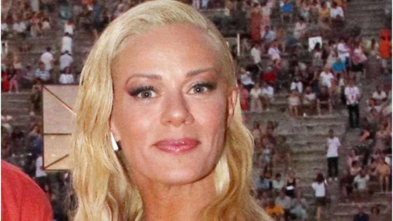 Ζέτα Μακρυπούλια: Εντυπωσιακή με wet look και ασπρόμαυρο φόρεμα στην Επίδαυρο