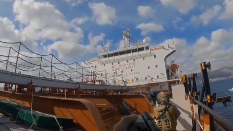 Περίεργη υπόθεση με απόπειρα αρπαγής Έλληνα ναυτικού σε τάνκερ - Βίντεο ντοκουμέντο από την σύλληψη του πλοιάρχου
