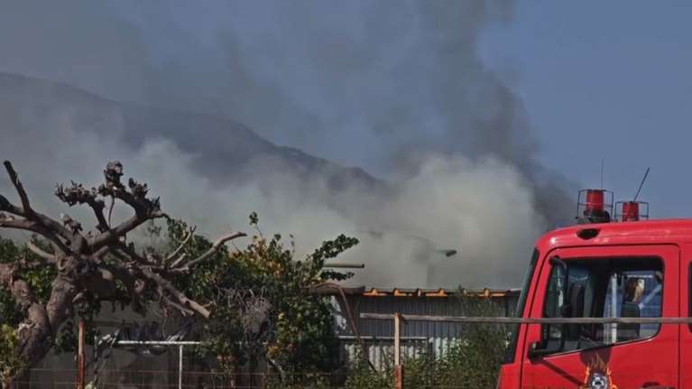 Φωτιά σε φυτώριο στο Μενίδι: Ελικόπτερο πραγματοποιεί ρίψεις από αέρος [εικόνες - βίντεο]