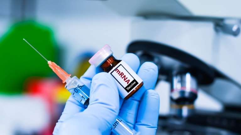 Ελπίδα στους καρκινοπαθείς δίνουν τα εμβόλια mRNA- Πώς &quot;εκπαιδεύουν&quot; το ανοσοποιητικό να πολεμά τους όγκους