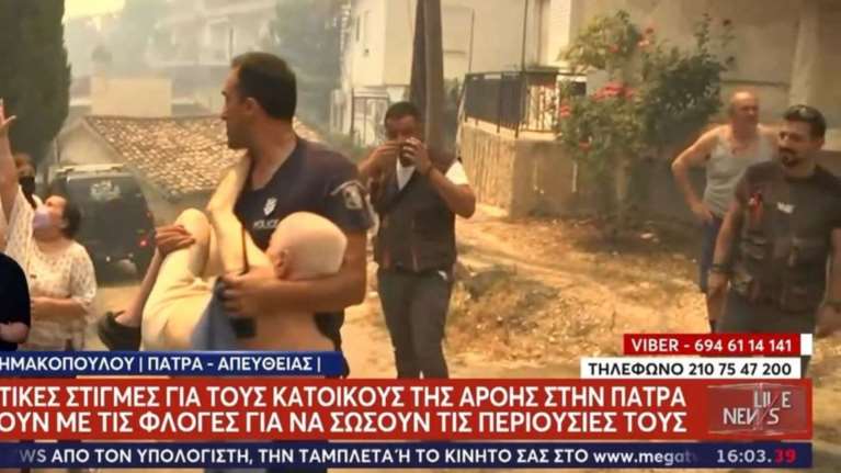 Φωτιά στην Πάτρα: Η συγκλονιστική στιγμή της απομάκρυνσης ηλικιωμένου από αστυνομικό [βίντεο]