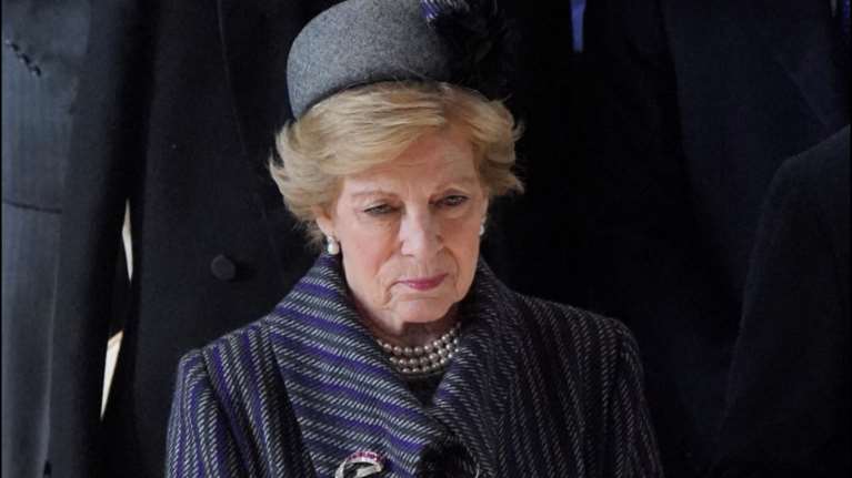 Συγκινημένη η Αννα Μαρία: Με εκπληκτικό ριγέ παλτό σε γκρι - μοβ στην τελετή μνήμης του τέως βασιλιά Κωνσταντίνου στο Γουίνδσορ