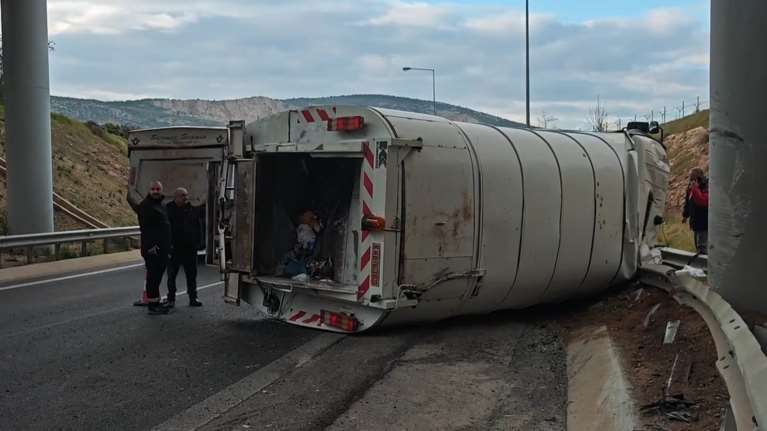 Τροχαίο με εκτροπή απορριμματοφόρου στην Περιφερειακή Αιγάλεω – Εγκλωβίστηκε ο οδηγός