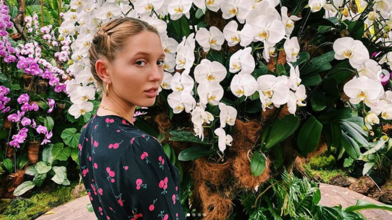 Μαρία Ολυμπία: Η σέξι πασαρέλα και η μεταμφίεσή της σε βασίλισσα Ελισάβετ