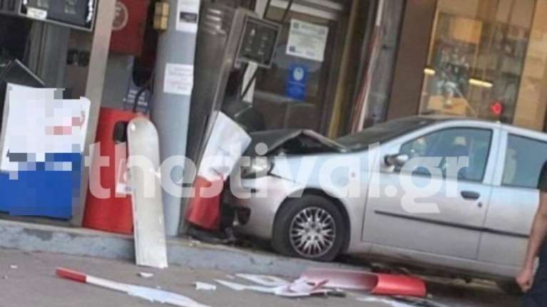 Πανικός στη Θεσσαλονίκη: Αυτοκίνητο &quot;καρφώθηκε&quot; σε βενζινάδικο – Στις φλόγες μία αντλία