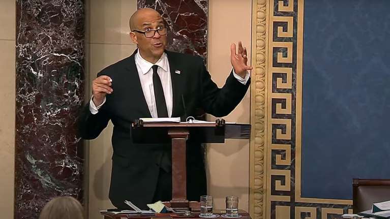 ΗΠΑ: Δημοκρατικός γερουσιαστής μιλάει πάνω από 14 ώρες στο βήμα - Για την αντισυνταγματική πολιτική του Τραμπ