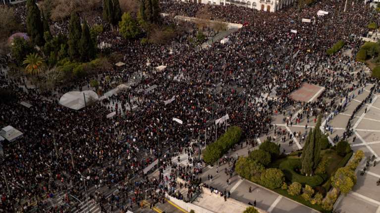 Όλη η Ελλάδα στους δρόμους για τις 57 ψυχές που χάθηκαν στα Τέμπη: Ποιοι απεργούν, πώς θα κινηθούν τα ΜΜΜ