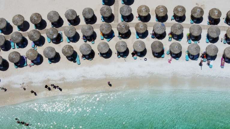 Πάνω από 10.000 έλεγχοι τον Ιούλιο για παραβάσεις σε παραλίες - Οι επτά περιοχές με τις περισσότερες καταγγελίες