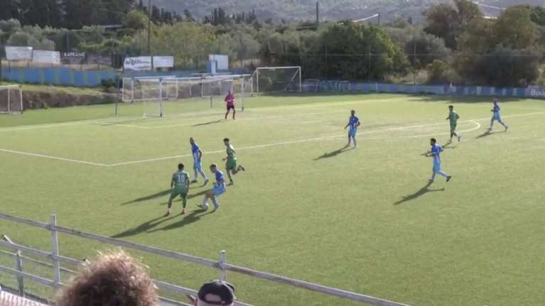 Τρομερό γκολ σε τοπικό της Εύβοιας: Πώς έστειλε &quot;συστημένη&quot; την μπάλα στο παραθυράκι [βίντεο]