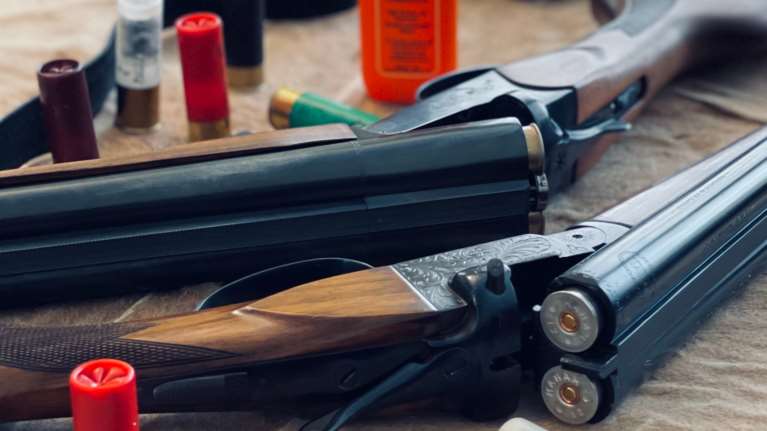 Παραλίγο τραγωδία στις Σέρρες: Πυροβόλησε με καραμπίνα στον αέρα και τραυμάτισε πέντε παιδιά