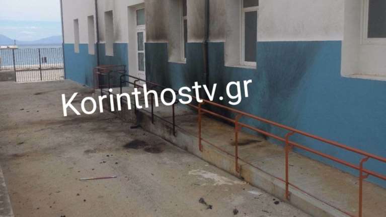 Κιάτο: Βανδάλισαν Δημοτικό σχολείο με κροτίδες- Μαύρισαν οι τοίχοι από τις φλόγες [Εικόνες]